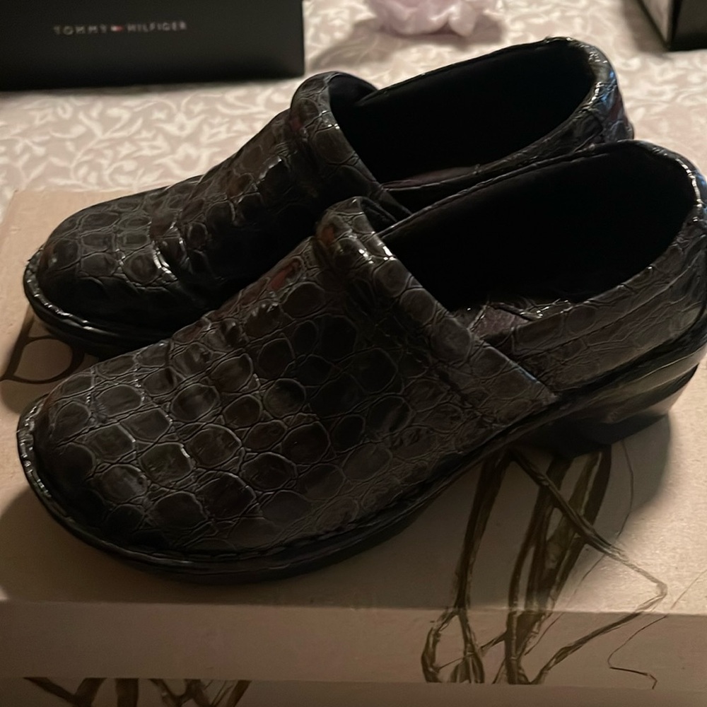 Nursing shoes super comfortable.